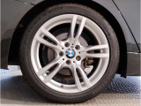 【BMWアロイホイル】軽量かつ強度に拘ったアロイホイル。走行性能ポテンシャルを引き出す設計。車の足元を引き締めてくれる大きなポイントはアロイホイルです。