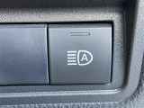 【アダプティブハイビームシステム(AHS)】先行車や対向車、街路灯などの明るさを判定し、常にハイビームの状態でも、照射される部分を自動制御で遮光してくれます!