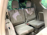 床下収納式のサードシートです。座席部分をコンパクトに収納でき、広大な荷室スペースとしてお使いいただけます!乗車人数や荷物の量など利用シーンに合わせて3列目を有効活用でき、とっても便利♪