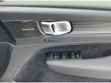 シートメモリー機能を搭載しており、2パターン記憶させておくことが出来ます。運転者が変わりシートを動かした後などボタン一つで元に着座位置に戻すことが出来ます。