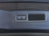 パワーバックドアです。荷物を持っていても、ボタンを押すだけで簡単に開閉ができます。