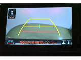 バックガイドモニター(バックモニター)付き。車両後方の映像をナビ画面に表示し、駐車などの後退操作をサポートします。