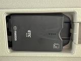 【ETC】有料道路を利用する際に料金所で停止することなく通過できる、ETC車載器(ノンストップ自動料金収受システム機器)が装備されています。セットアップを行うことで利用可能になります。