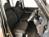 運転席の座面高さを調整できるシートリフターが付いています。