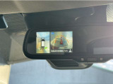 真上から見下ろしたような視点で車とその周囲を確認出来る画面と、車両後方を映し出すバックモニター画面の2つを表示してくれます。