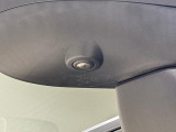 純正ナビゲーションを装着することで狭い道でのすれ違い時に下廻りを映し出す事ができます。他のカメラと連携してパノラマモニターにも対応することが出来ます。