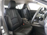 【清潔感のある運転席&助手席】隅々までクリーニングの行き届いた運転席&助手席。目立ったシミや汚れ等もございません。快適なドライブをどうぞ。