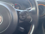 ステアリングに各種スイッチが付いてますので、運転中に余所見することがありませんね!ハンドル操作でオーディオ等がコントロール出来ますので、利便性だけでなく事故防止にも繋がります。