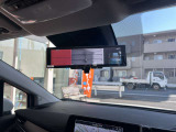 ルームミラーです。カメラで写した画像を投影しております。また、室内には後部、側面部からの衝突にも対応しているドライブレコーダーが付いております。