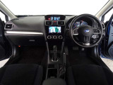 革巻きステアリングで快適な操作性の運転席です。