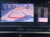 リバースポジションにシフトすると自動的にカメラが作動、画面に後方の視界が映し出される安心のバックカメラを装備。