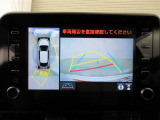 パノラミックビューモニターを装備。車を真上から見るように周囲を確認できます。機能の詳細は販売店スタッフまでお尋ねください。