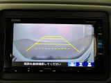 バックガイドモニターで、後方を確認しながら安心して駐車することができます。
