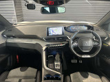 スッキリとまとめられた運転席周りで、運転を楽しくさせる内装です。まさにcockpitです!