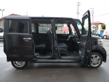 両面スライドドアとなっております!狭い場所に駐車した時に安心して横にスライドして乗り降りできますよ!