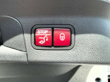 電動トランクランクゲート・フットトランクオープナー付きでございますので手がふさがっていてもフットセンサーを操作すればトランクの自動開閉を行う事が出来ます。