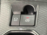 指先だけで簡単に操作が可能な電動パーキングブレーキを採用。「HOLD」スイッチを押すと、渋滞や信号待ちなどでブレーキペダルから足を離しても、ブレーキを保持するので安心です