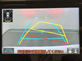【バックガイドモニター】後方の映像をナビ画面に表示するだけでなく、ステアリング操作に連動して動くガイド線も同時に表示!予想進路の確認をしながら後退できるので便利です!
