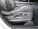 運転席はシートアジャスター付きですので、体格に合わせた運転姿勢に調整出来ます