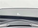 【ヘッドアップディスプレイ(HUD)】フロントウインドウガラスに走行情報を投影します。運転中の目線と重なるように表示されるので、少ない視線移動で速度が確認できるので、 ドライビングに集中できます!