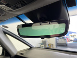 【デジタルルームミラー】車両後方カメラの映像をルームミラーに映すことが出来ます。 そのため、後席に人や荷物があって後方が見えづらい場合でもしっかり視界を確保することが出来ます。