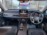 広々とした室内に、スタイリッシュで先進的なデザインの車内です。