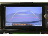 バックガイドモニター(バックモニター)付き。車両後方の映像をナビ画面に表示し、駐車などの後退操作をサポートします。