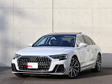●一目でAudiとわかる特徴的なシングルフレームグリル・LEDランプ。精悍なフロントマスクからAudiのスマートで上品なブランドを連想させてくれます。女性にも大変ご好評頂いております。