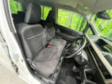 運転席まわりには十分なスペースがあり、大柄な方でもゆったり運転していただける環境です。