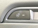 【ステアリングヒーター】冬場に冷たくなりやすい革巻きステアリングを、スイッチ一つで素早く適温に!エアコンよりも早く温まってくれるので、寒い日の運転も快適になりますね♪