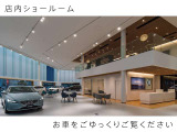 展示車両をじっくりご覧いただける、落ちついたショールーム。当社の女性スタッフが、心を込めて入れた、おいしい(はずの)コーヒーを飲みながら、どうぞ、お気に入りの1台を、見つけてください。