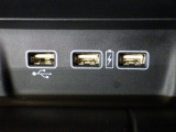 充電用USBジャック(急速充電対応タイプ2個付)を装備しております。