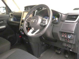 運転席の様子です。見通しの良いすっきりとした内装で運転しやすい空間となっております!