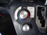 【オートエアコン】「AUTO」スイッチを押すだけで、冷暖房の切り替えや風量、吹き出し口の調整などを自動で行います。