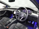 ■アルミニウムインパネ ■Rライン専用ステアリングホイール ■電動リアゲート ■アンビエントライト ■ステンレスペダル ■Rラインスカッフプレート ■スマートキー