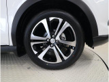 ■純正17インチアルミホイール(切削&ブラック塗装)装備。タイヤサイズ・195/60R17を装着。