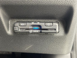 【ETC】有料道路を利用する際に料金所で停止することなく通過できる、ETC車載器(ノンストップ自動料金収受システム機器)が装備されています。セットアップを行うことで利用可能になります。