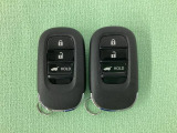 スマートキーを装備しています。鍵を差し込むことなくドアロックの開け閉めと、スタートボタン操作でのエンジンスタートができます。ボタン操作でトランクが開けられる電動テールゲートのボタンもついています。