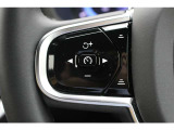 ステアリング左のスイッチは、設定された速度に自動調整しながら前方車両に追随できるアダプティブコントロールと車線の中央を走るようステアリングをコントロールするパイロットアシストのスイッチとなります。