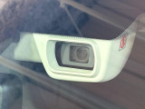【アイサイトVer3】前方の車両等を検知し、衝突しそうな時は警報で注意を促し、ブレーキを踏む力をサポート。ブレーキを踏めなかった場合は衝突被害軽減ブレーキが作動、衝突回避をサポートします。