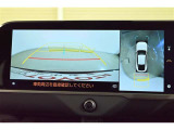 バックガイドモニター(バックモニター)付き。車両後方の映像をナビ画面に表示し、駐車などの後退操作をサポートします。