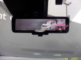 インテリジェントルームミラー、後方がカメラの映像で見れるので視界くっきり、車内に障害物があっても関係ありません。普通のバックミラーとも切りかえが出来ます。