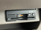 【ETC】有料道路を利用する際に料金所で停止することなく通過できる、ETC車載器(ノンストップ自動料金収受システム機器)が装備されています。セットアップを行うことで利用可能になります。