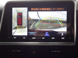 【バックガイドモニター】車両後方の映像をナビ画面に表示し、駐車などの後退操作をサポートします。