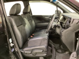 女性でも運転がしやすいように、シートの高さ調整機能(シートリフター)がついています。運転席と助手席の間が空いている為、助手席側への移動がスムーズです。交通量の多い道でも助手席側から乗り降りができます。