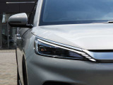 【クリスタルLEDヘッドライト】 対向車や先行車のドライバーを眩惑することなく、前方の路面を約5車線分の広範囲に明るく照らすことができるクリスタルLEDヘッドライトを装備。快適なドライブをアシストします。