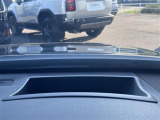【ヘッドアップディスプレイ(HUD)】フロントウインドウガラスに走行情報を投影します。運転中の目線と重なるように表示されるので、少ない視線移動で速度が確認できるので、 ドライビングに集中できます!