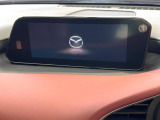 【8.8インチマツダコネクト】車内の雰囲気にマッチした大型のディスプレイ。スマホ接続でのナビ使用やBluetooth再生等、様々な機能が楽しめます。直感的なダイヤル操作が可能で、使い勝手も良好です。