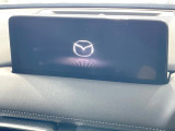 【10.25インチマツダコネクト】車内の雰囲気にマッチした大型ディスプレイ。スマホ接続でのナビ使用やBluetooth再生等、様々な機能が楽しめます。直感的なダイヤル操作が可能で、使い勝手も良好です。