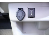 スマホやiPodを直接カーオーディオに接続できるAUX・USB端子や、携帯の充電などに便利なUSBポートを装備!車内にあると便利なアイテムのひとつですね